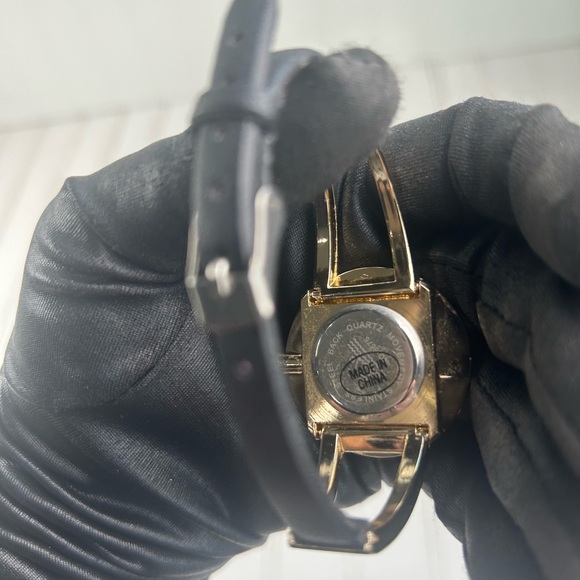 Vintage Gold Tone Womenโs Watch โ Black Dial with Decorative Roman Numerals - Picture 4 of 6